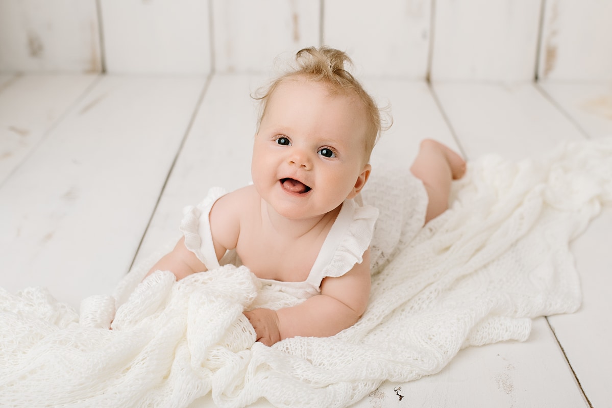 Babyfotografie Monheim, Babyfoto liegend - Materne Fotografie