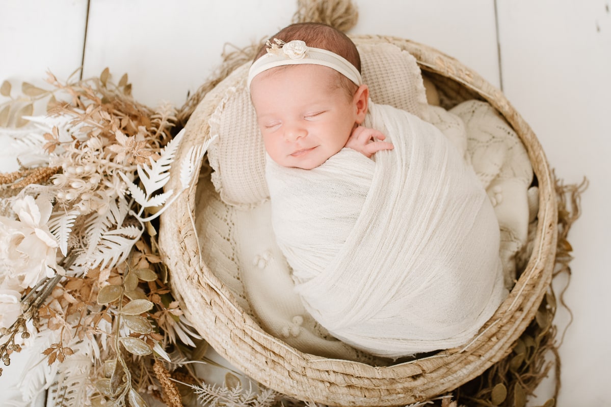 Neugeborenenfotografie liegend - Materne Fotografie