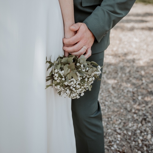 Hochzeitsreportage Brautpaar mir Strauß - Hochzeitsfotograf Monheim