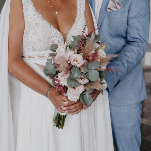 Hochzeitsreportage Brautpaar mit Brautsrauß im Schloss Benrath - Hochzeitsfotograf Monheim