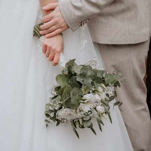 Hochzeitsreportage Brautpaar mit Brautsrauß - Hochzeitsfotograf Monheim