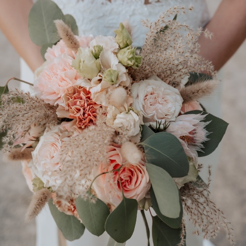 Braut mit buntem Brautstrauß - Hochzeitsfotograf Monheim